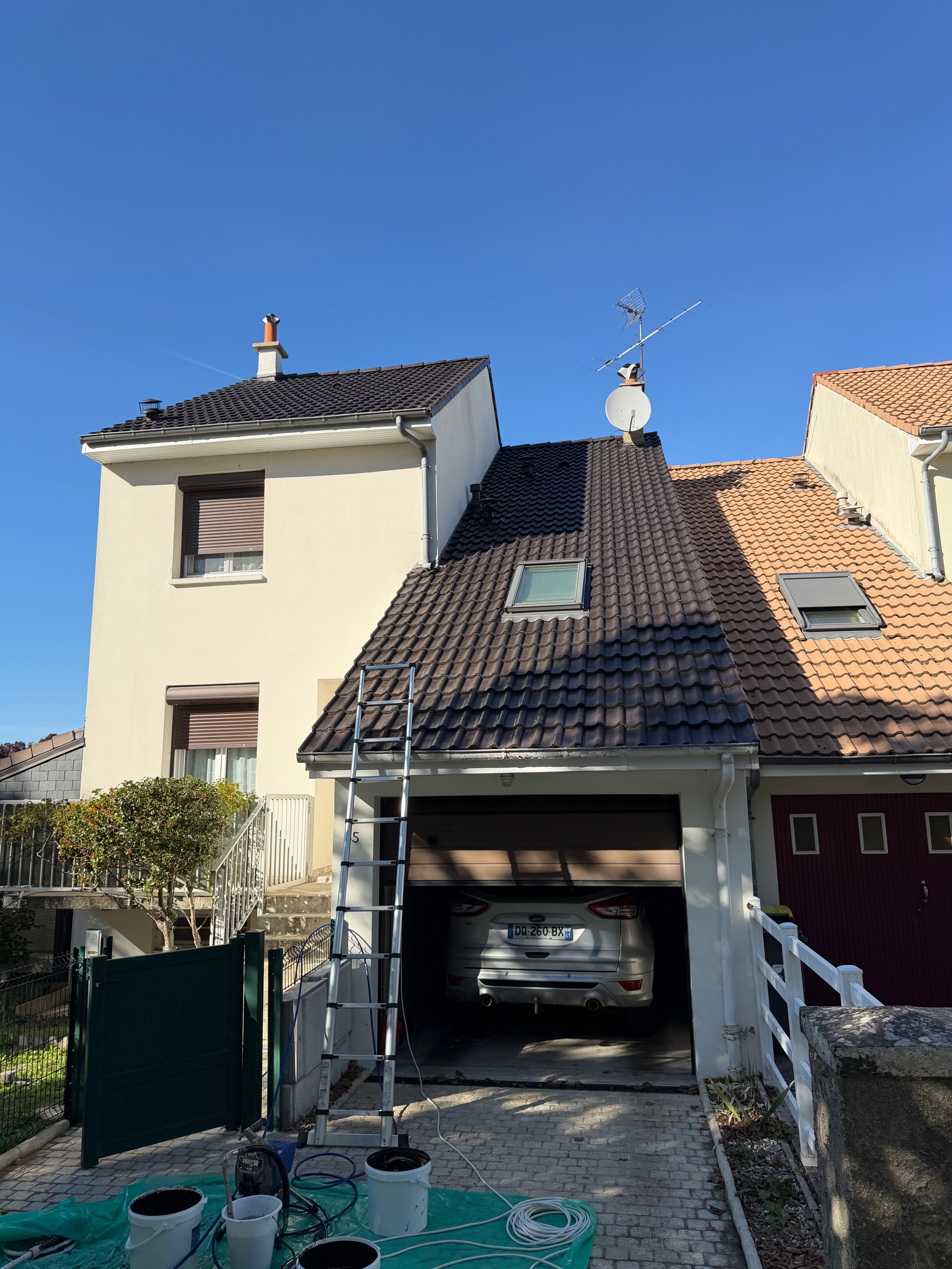 Toiture du pavillon après coloration, tuiles brun foncé uniformes