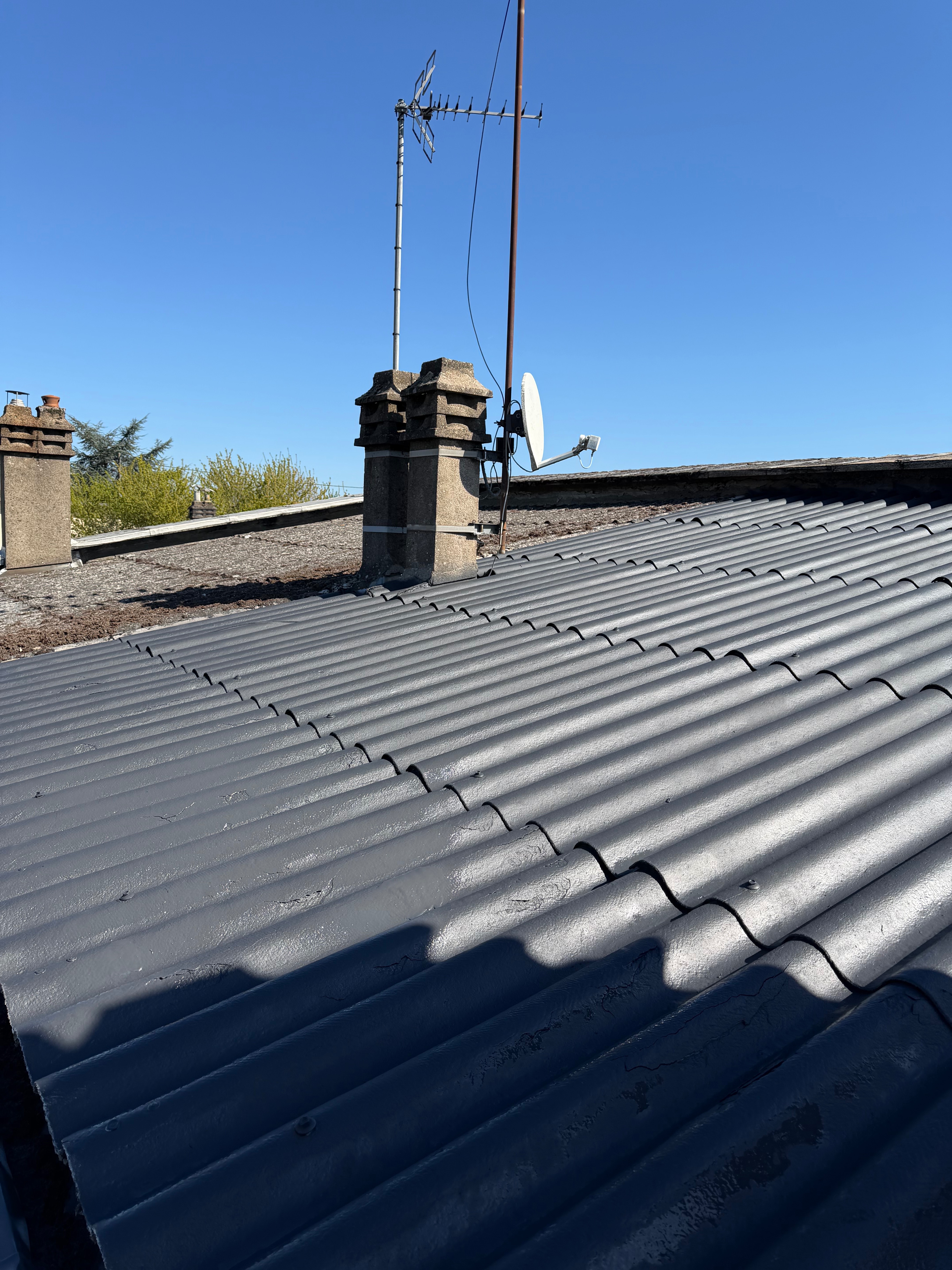 Toiture en plaques ondulées fibrociment repeinte en gris anthracite